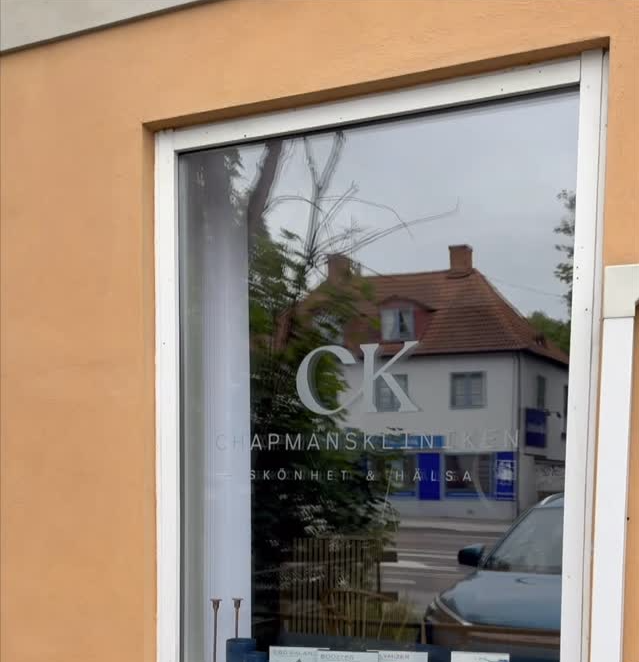 Chapmansklinikens entré i Kungsholmen med CK-logga på glasdörren